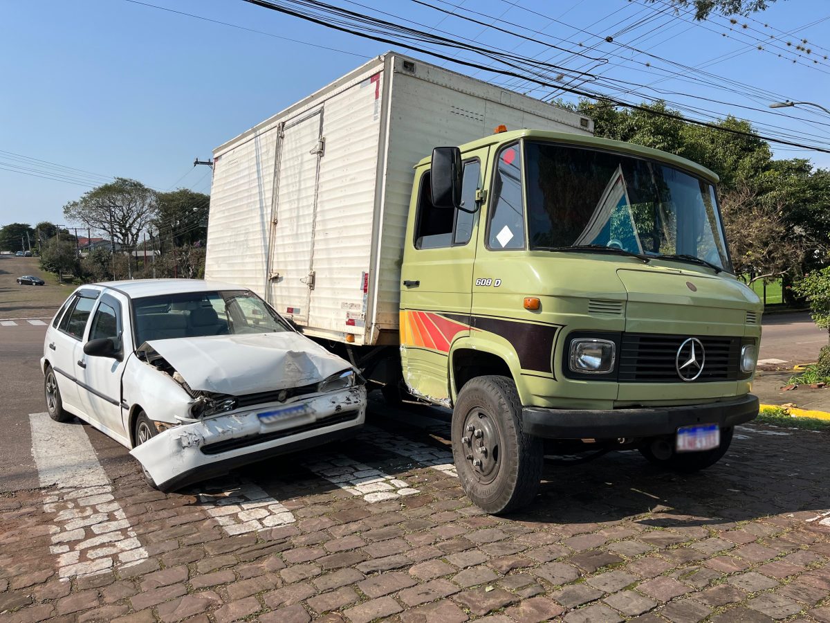 Acidente com caminhão e Gol deixa motoristas feridos