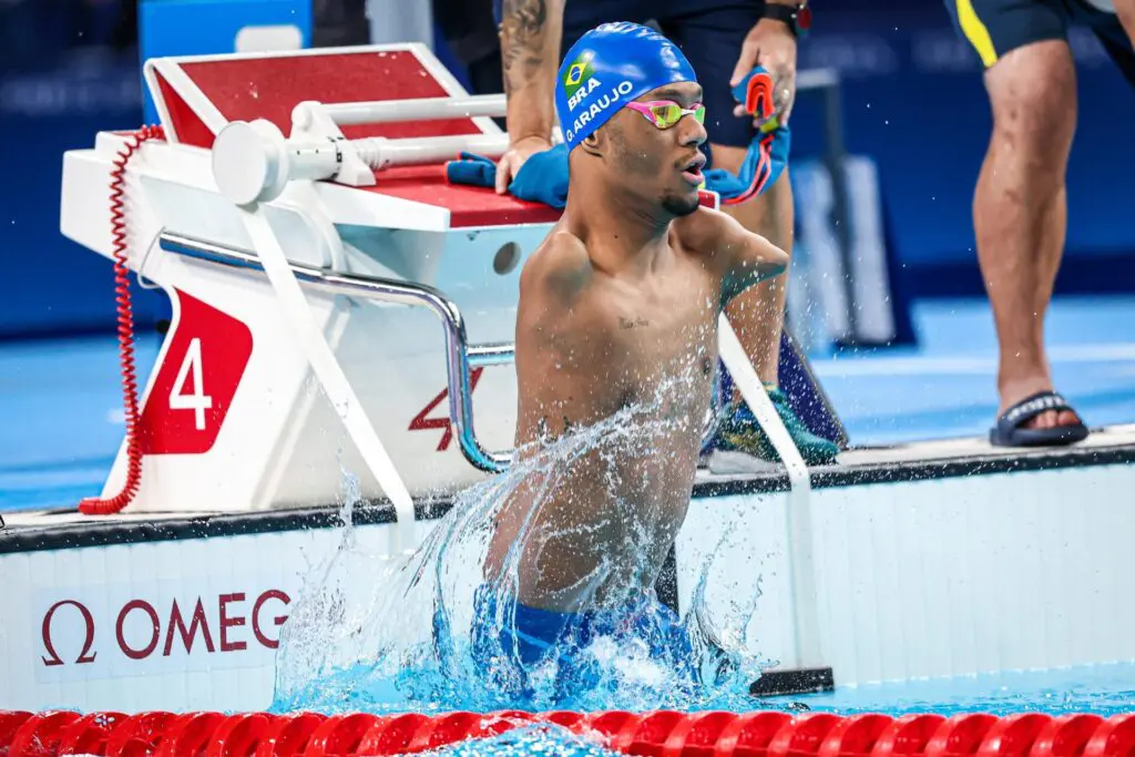 Nadador Gabriel Araújo conquista primeiro ouro do Brasil na Paralimpíada