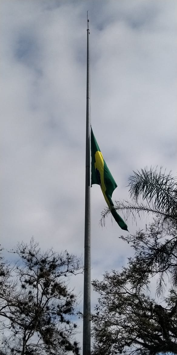 Com luto no país, bandeira está a meio mastro em Venâncio