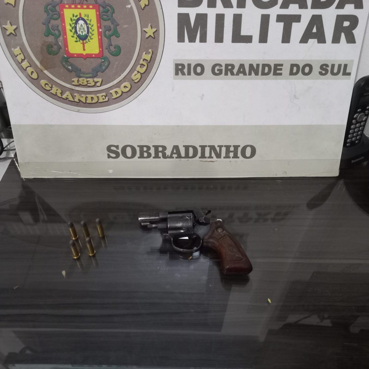 Brigada Militar efetua prisão por porte ilegal de arma de fogo em Passa Sete