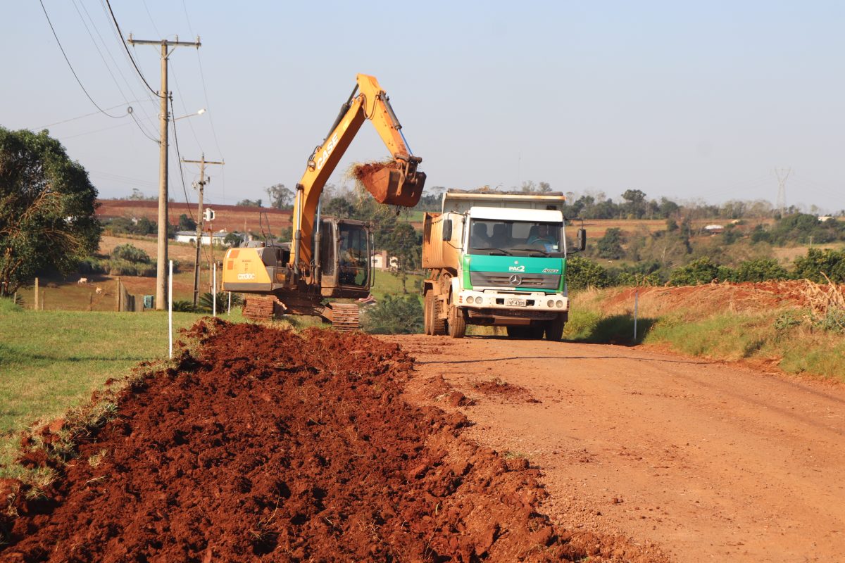 Prefeitura de Mato Leitão segue realizando serviços na estrada de Boa Esperança 