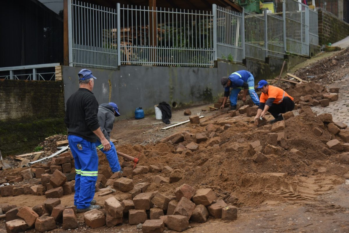 Secretaria de Obras executa melhorias de pavimentação em diversos pontos da cidade