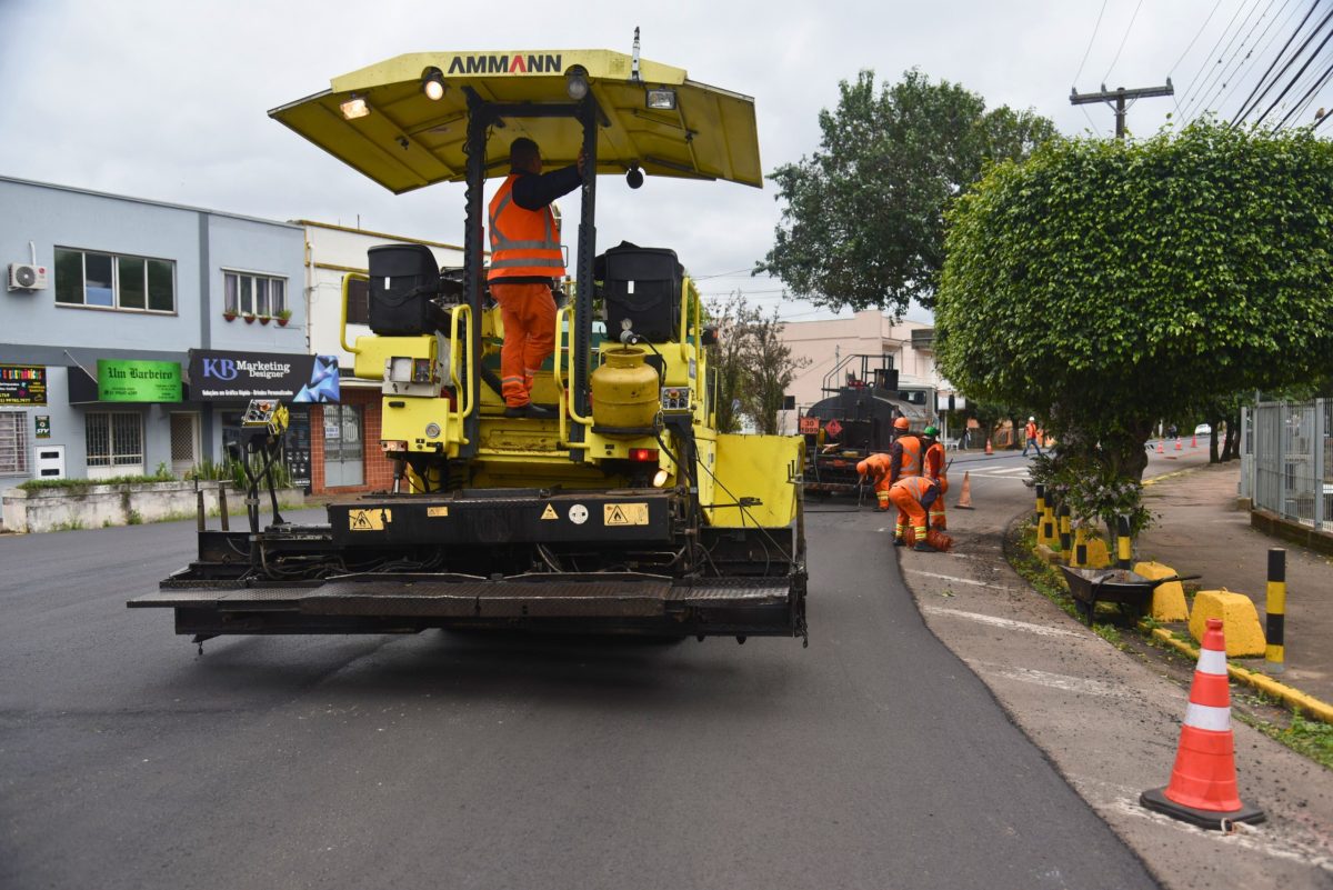 Prosseguem obras de pavimentação asfáltica nos bairros Universitário e Bom Jesus