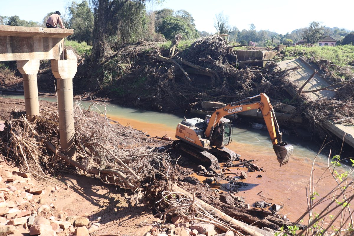 Mato Leitão realiza sondagem de solo para construção de ponte