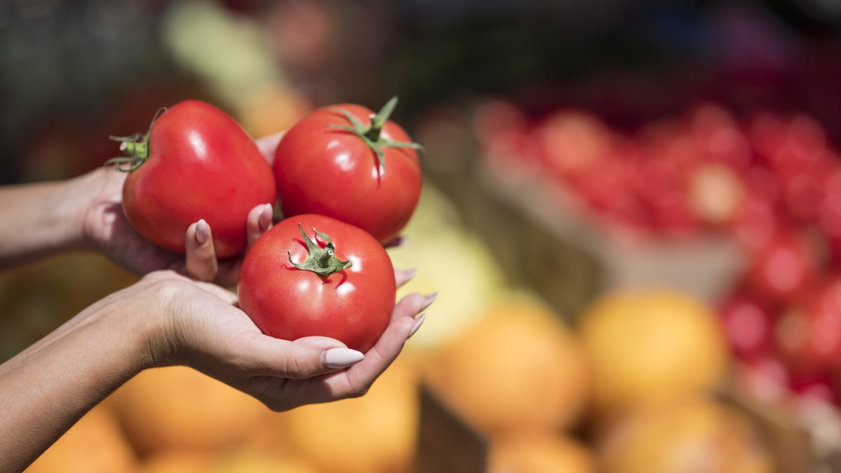 Tomate, batata e carne de gado fazem custo da cesta básica cair em Santa Cruz