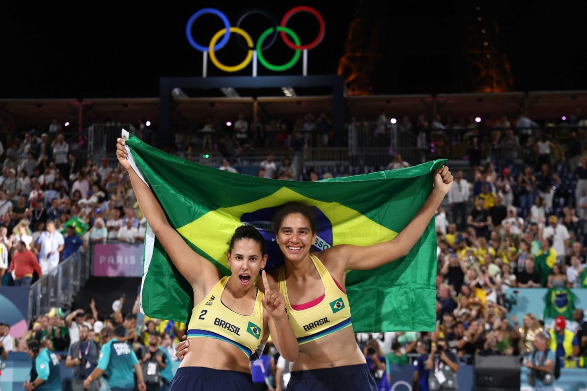 Dupla feminina do Brasil é ouro no vôlei de praia em Paris