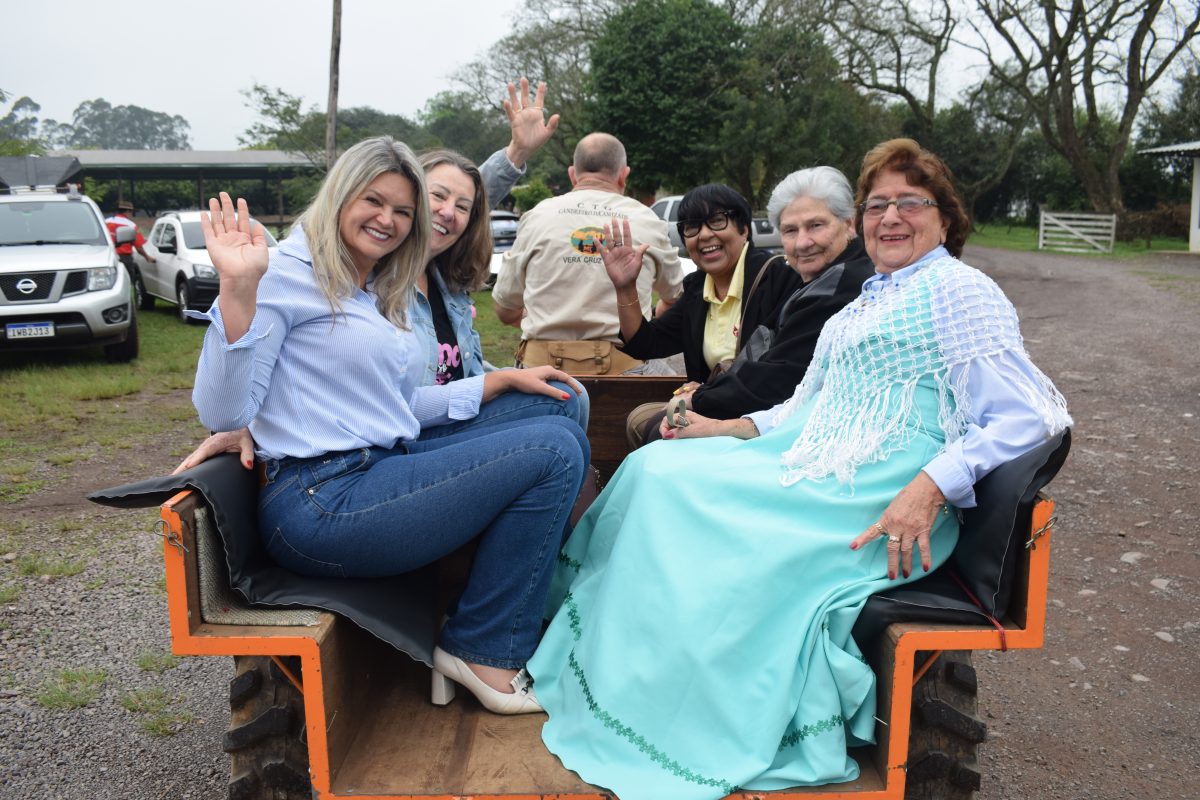 Dia da melhor idade se divertir no clima farroupilha