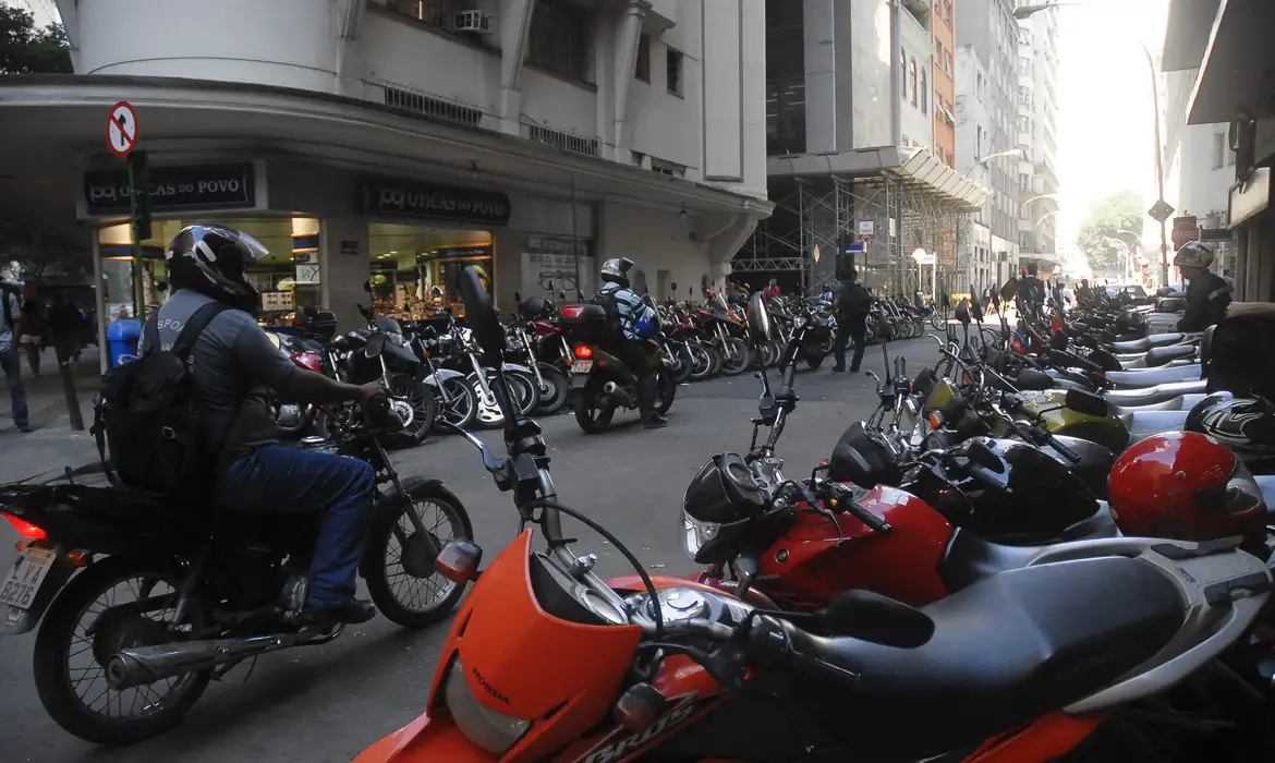 Mais da metade dos proprietários de motocicleta não tem habilitação