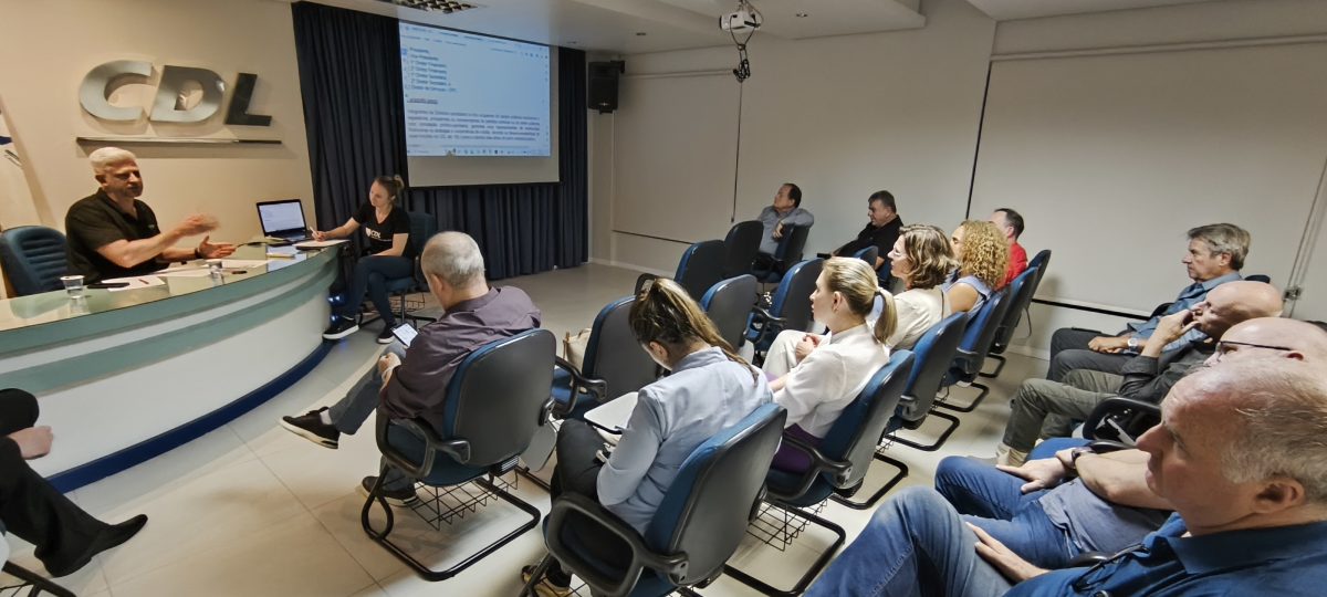 Candidatos a Prefeitura encaminham suas propostas à CDL Santa Cruz