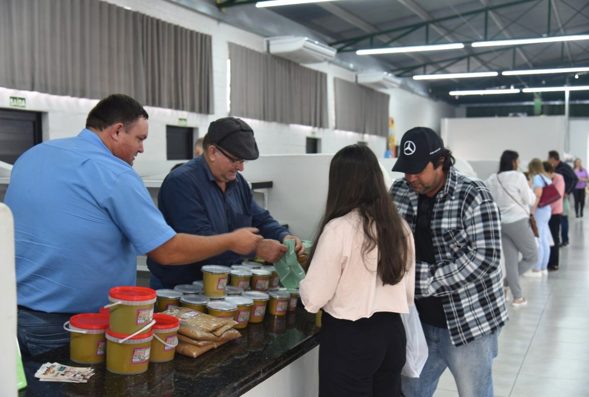 AgroFeira atrai famílias em busca de produtos da agricultura de Santa Cruz