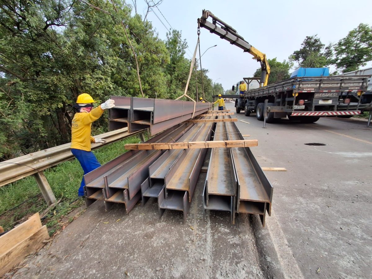 Segue montagem das vigas para nova ponte sobre o Rio Forqueta