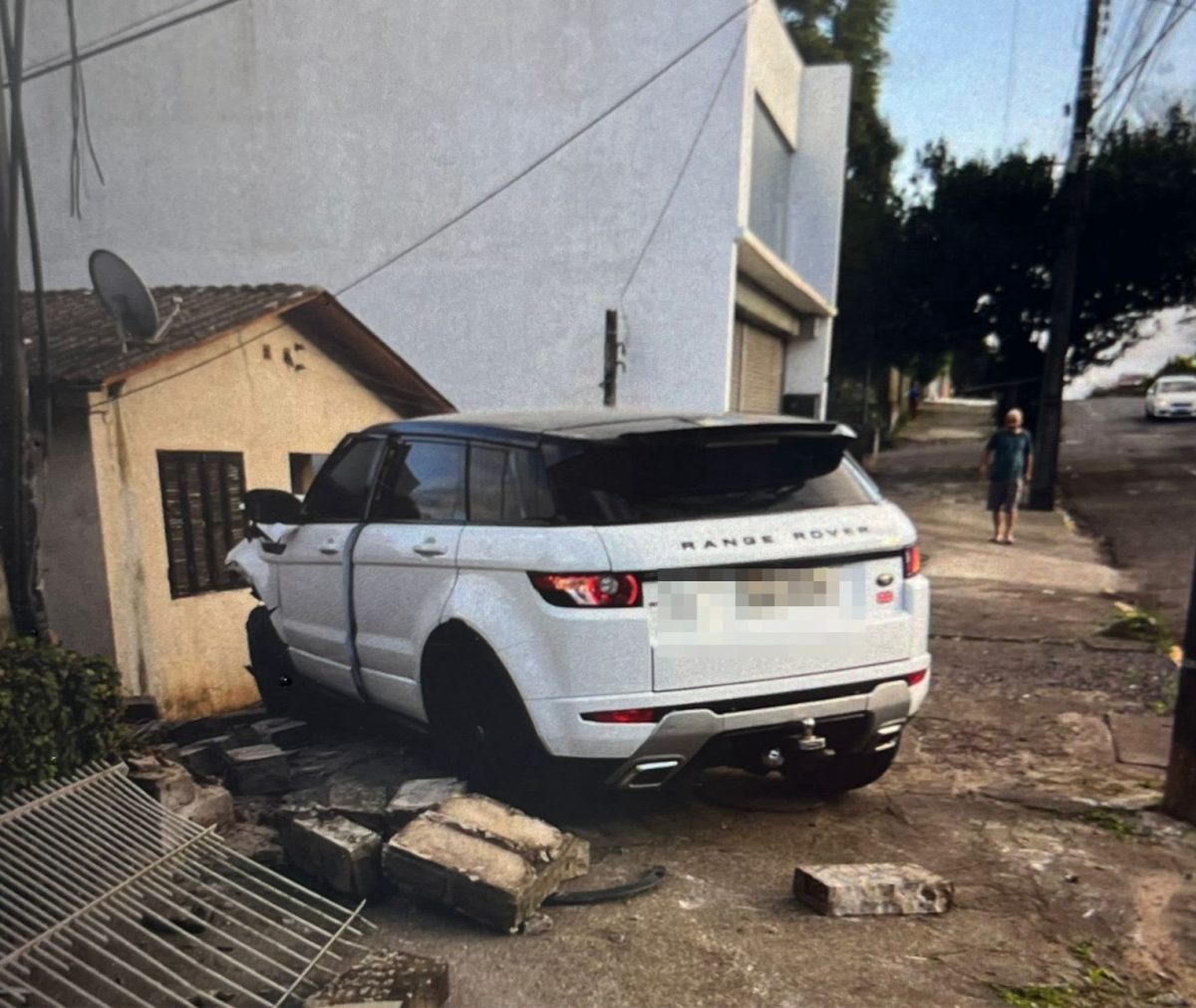 Carro não consegue parar e invade calçada em Santa Cruz