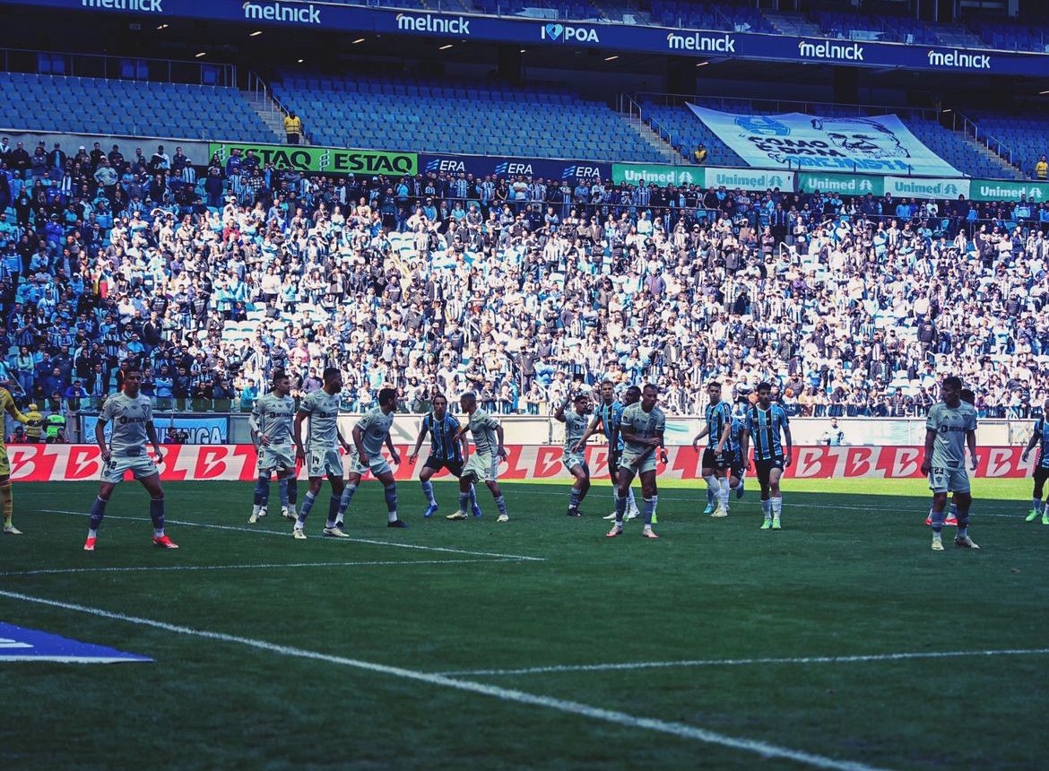 Na volta à Arena, Grêmio perde de virada nos acréscimos