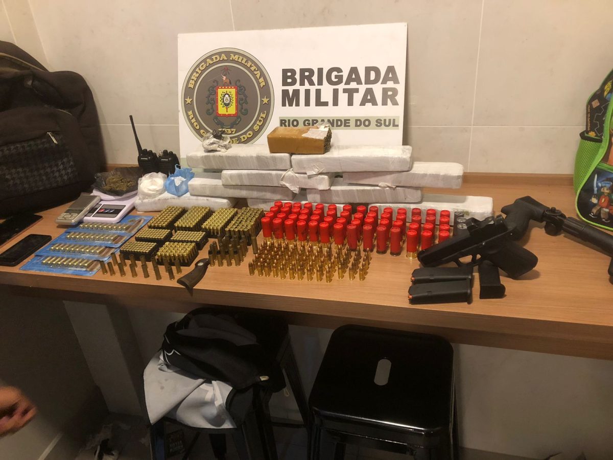 Brigada Militar prende homens e apreende armas, munição e drogas em Santa Cruz