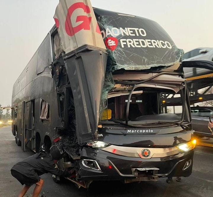 Ônibus da dupla João Neto & Frederico se envolve em acidente na BR-040