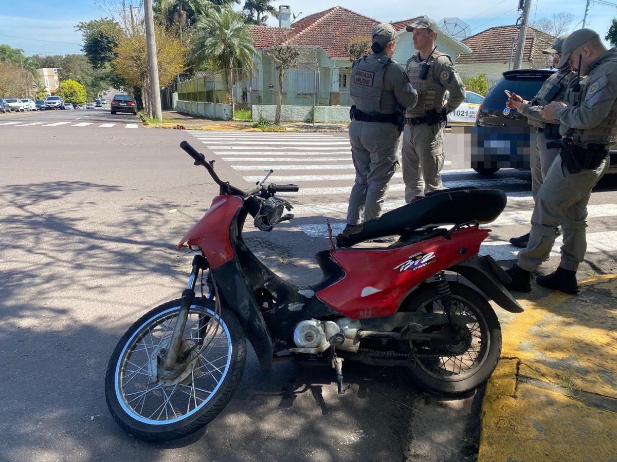 Acidente entre carro e moto deixa dois feridos em Santa Cruz