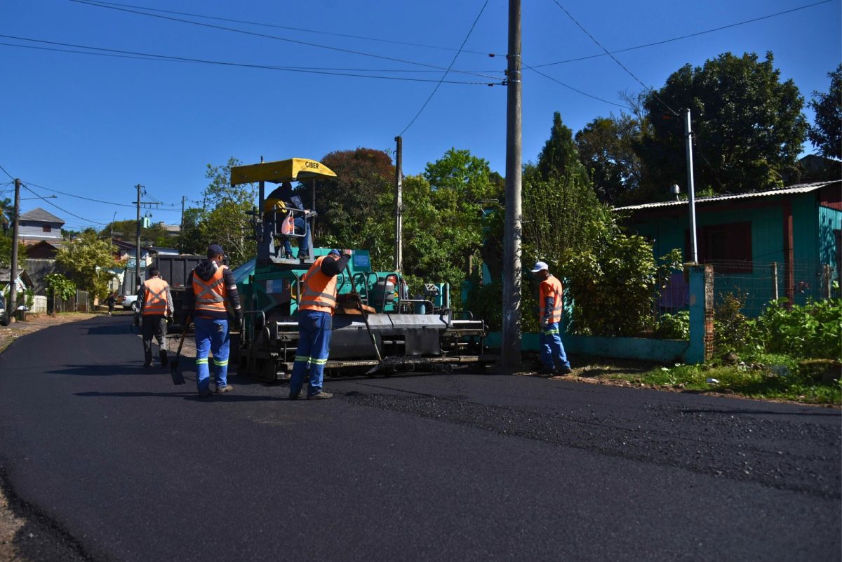 Rua do Bairro Santa Vitória recebe recapeamento asfáltico