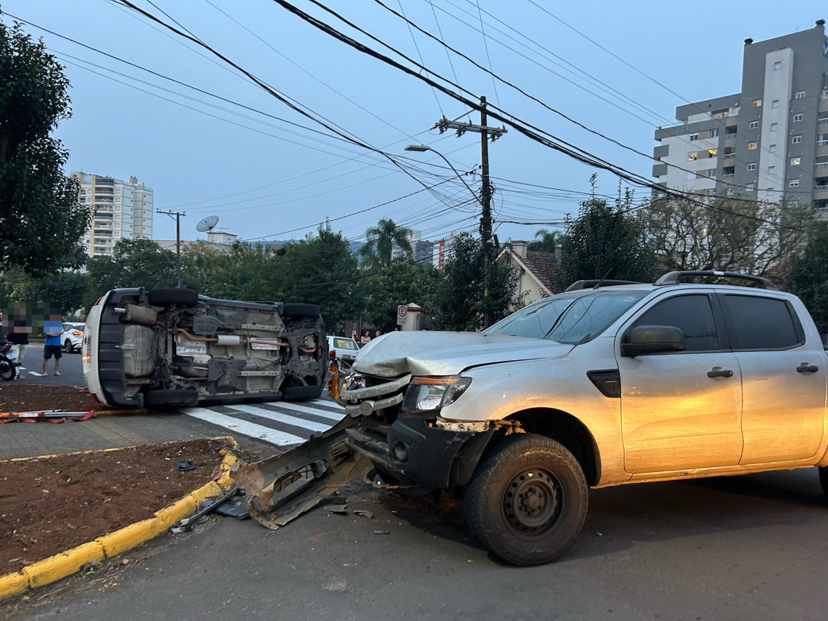 Carro capota após acidente no Centro de Santa Cruz