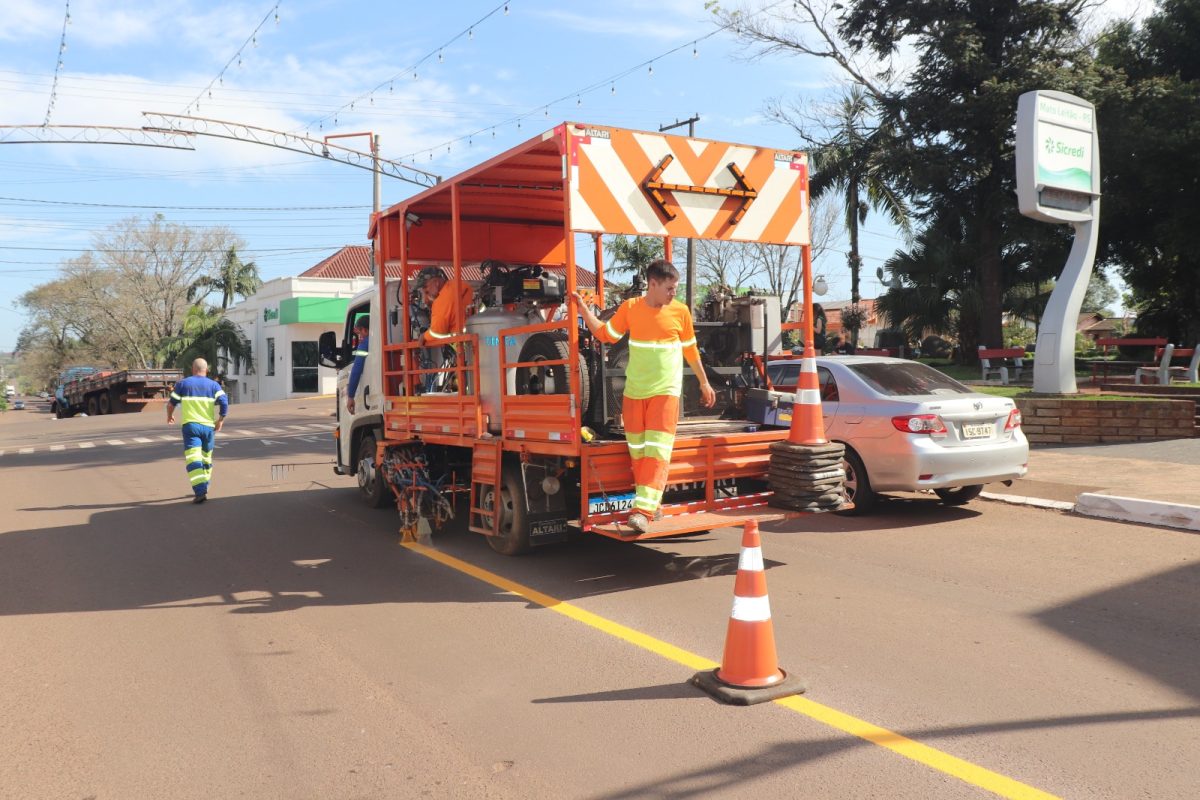 Principais vias de Mato Leitão recebem pintura