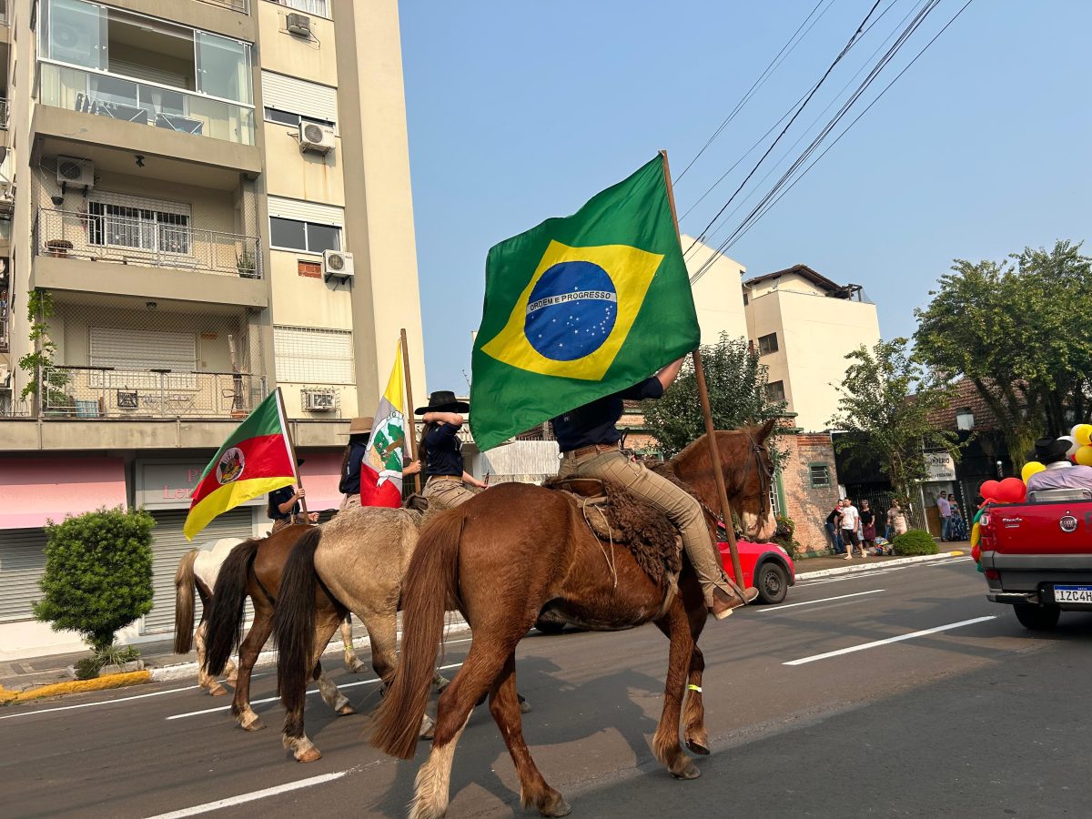 FOTOS: Desfilhe Farroupilha leva amor à tradição ao Centro de Santa Cruz