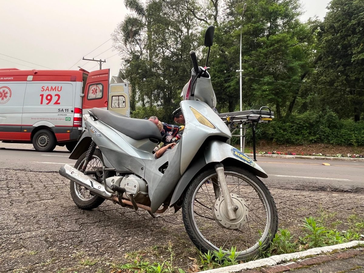 Colisão entre moto e carro deixa uma pessoa ferida em Santa Cruz