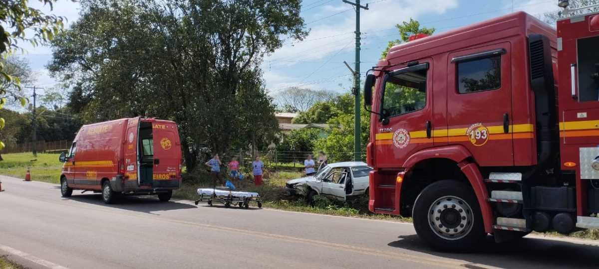 Saída de pista deixa condutor com ferimentos leves