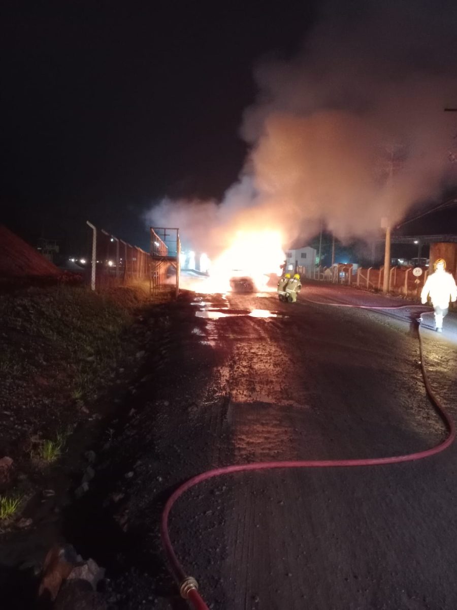 Após pane, carro é consumido pelo fogo em Linha Andréas