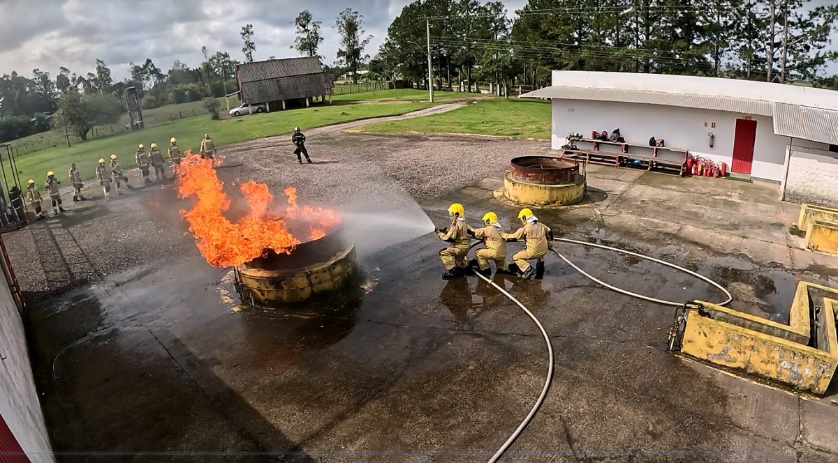 Curso qualifica e regulariza auxiliares de bombeiros