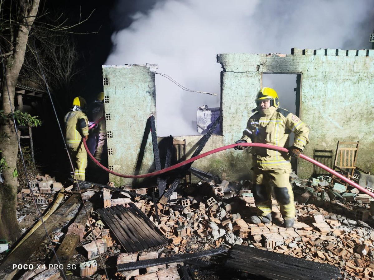 Incêndio destrói sobrado na Coxilha Mandelli, interior de Vera Cruz