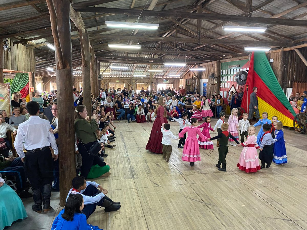 FOTOS: Candeeiro em Dança atrai mais de 400 pessoas ao CTG