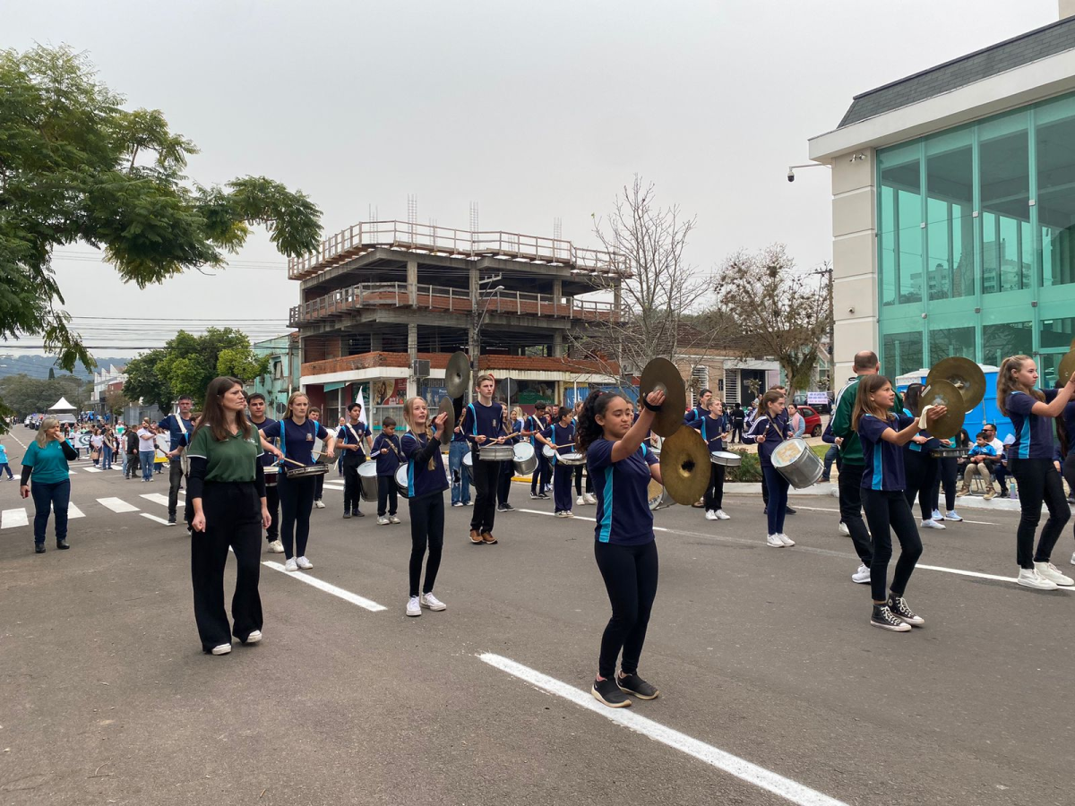 Santa Cruz homenageia médico voluntário em Desfile Cívico