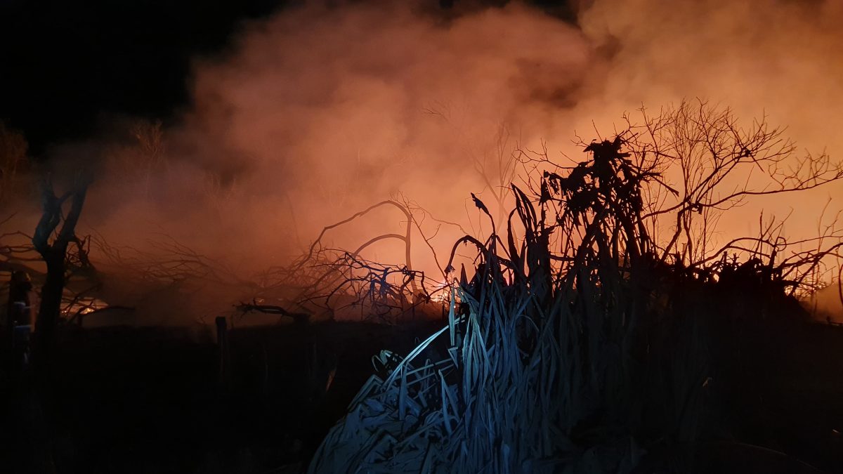 Incêndio de grandes proporções em Estrela mobiliza bombeiros da região