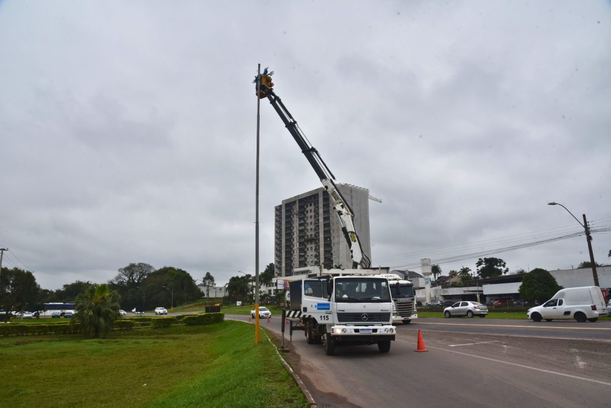 Secretaria de Obras realiza troca de luminárias na BR-471