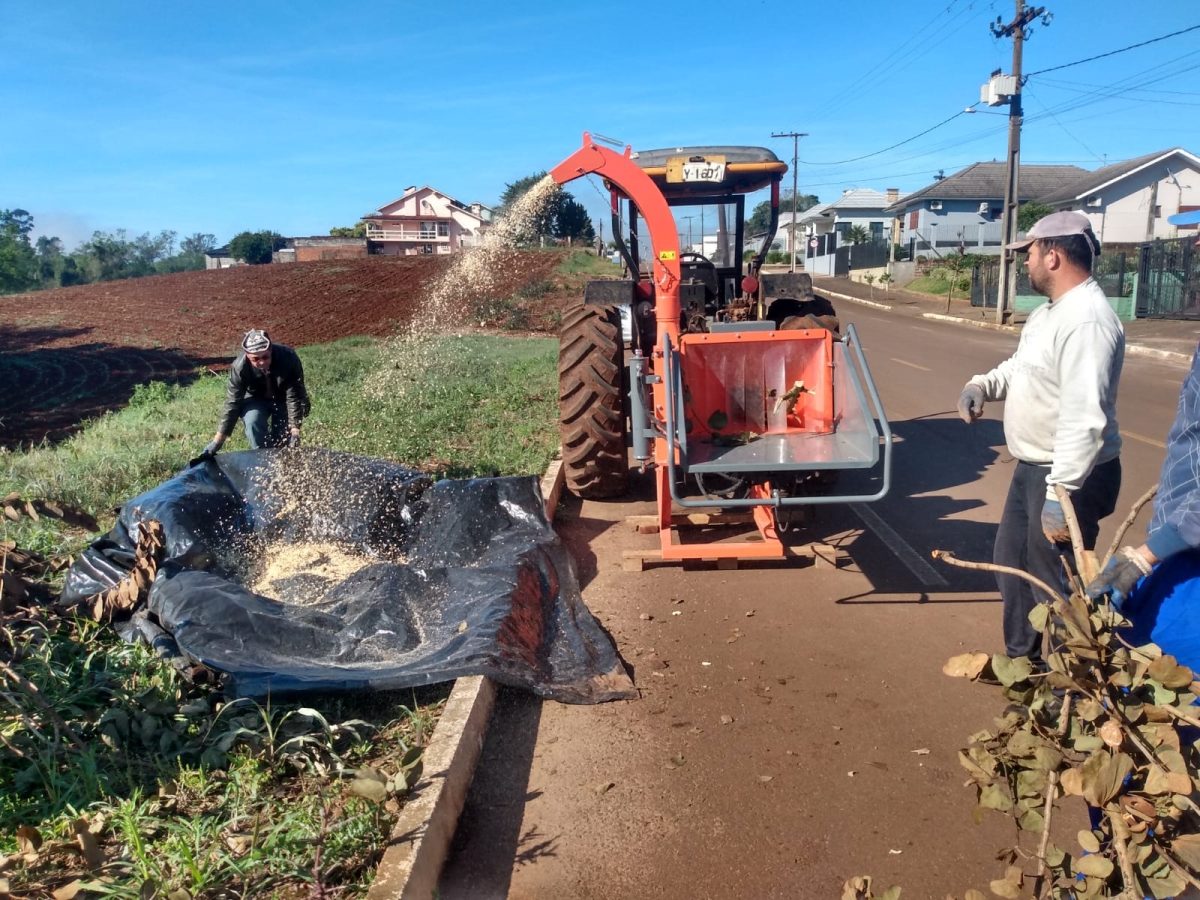 Prefeitura de Mato Leitão compra triturador de galhos