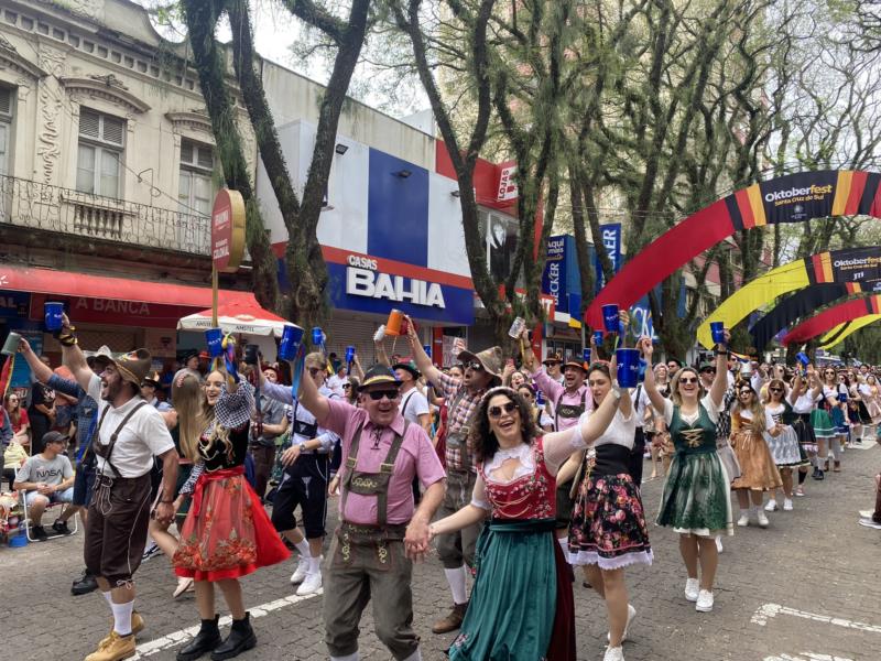 Desfile deste domingo deve ser o maior da história da Oktoberfest