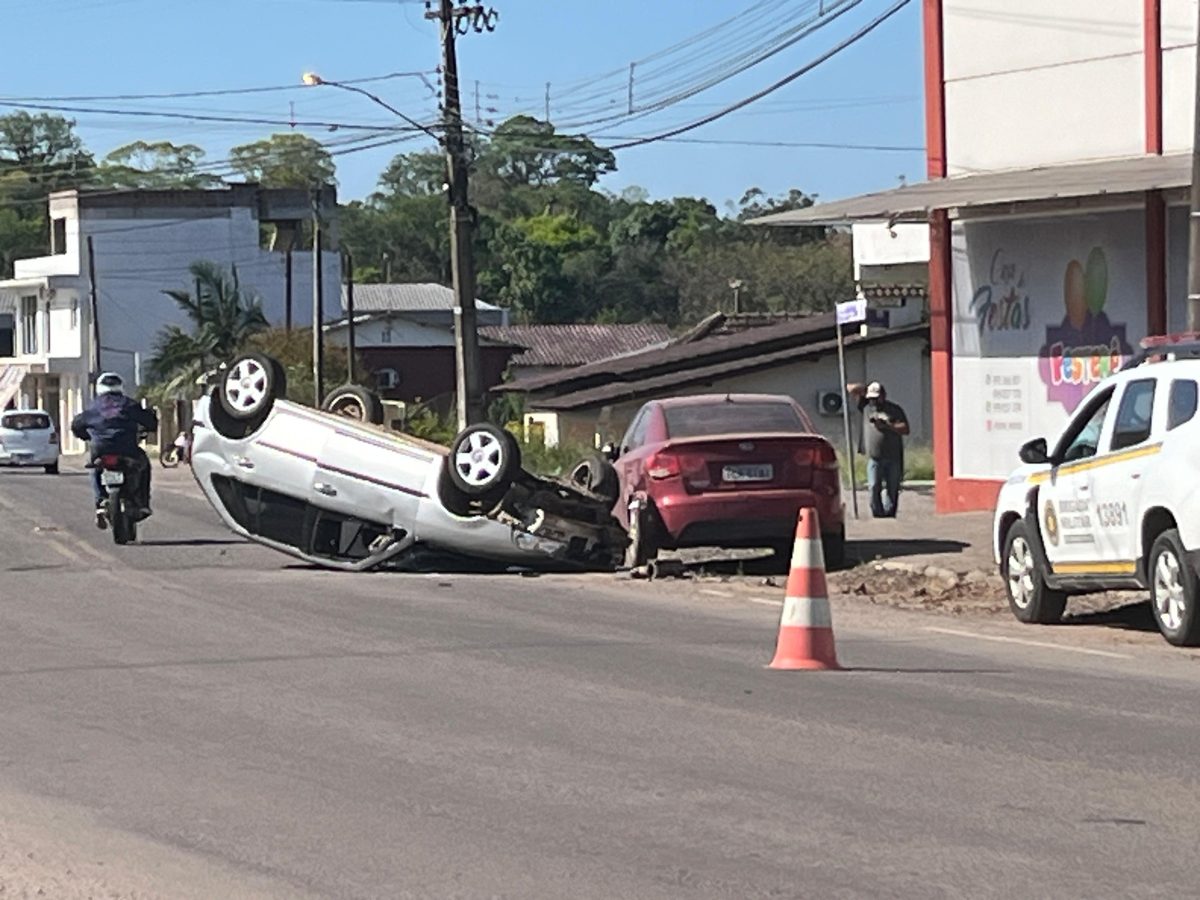 Capotamento deixa ferido no centro de Vera Cruz