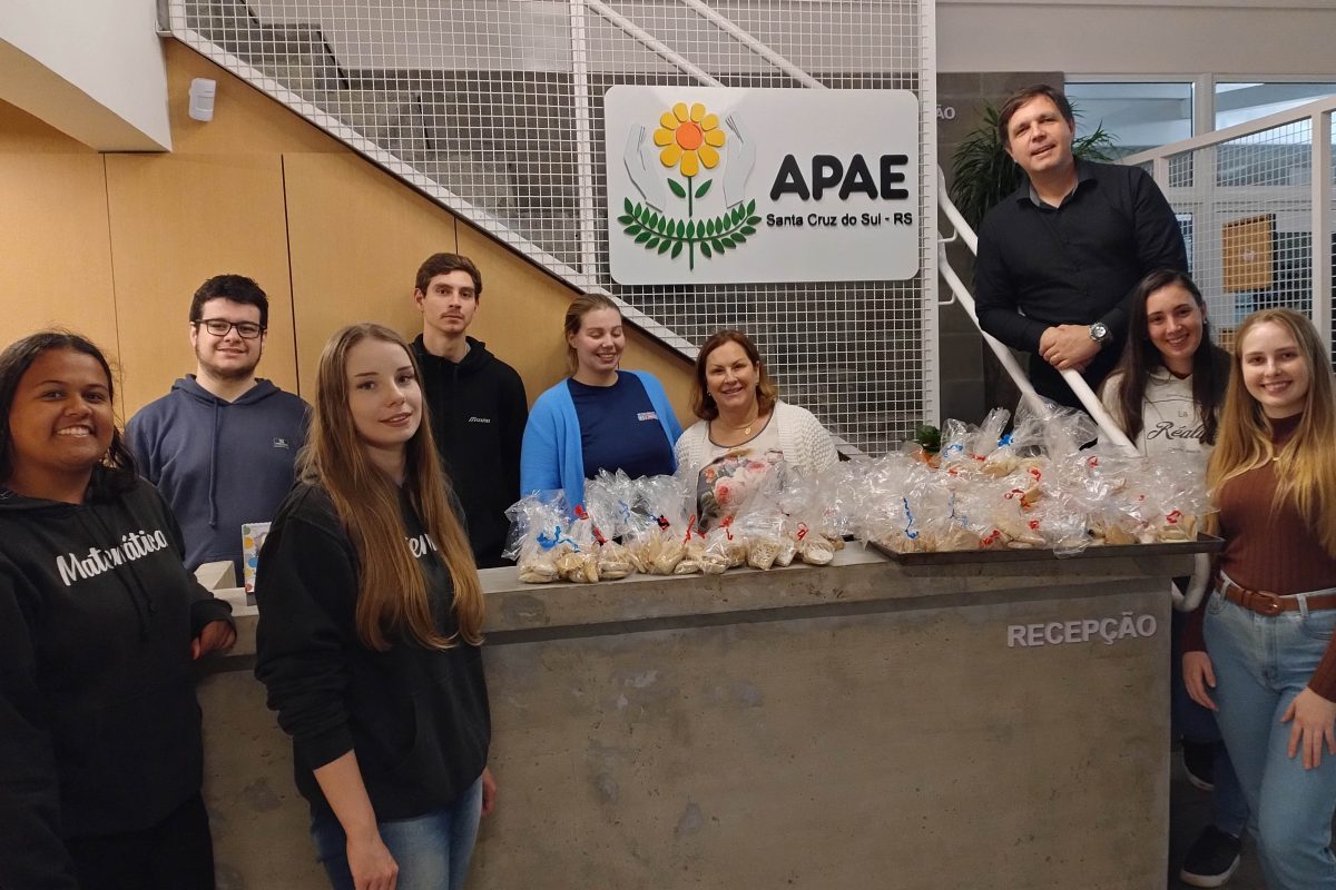 Estudantes do Curso de Matemática da Unisc fazem doação à Apae