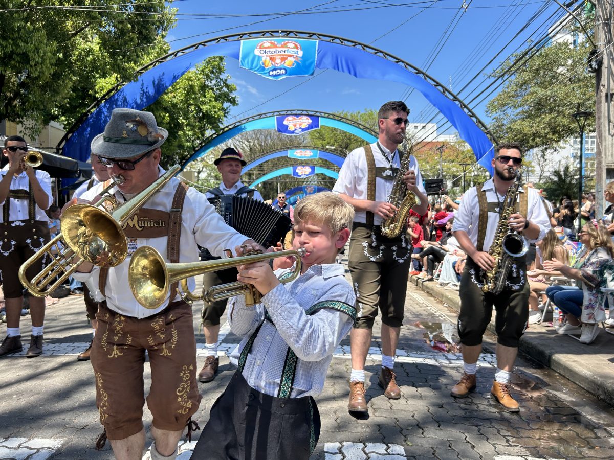 FOTOS: primeiro desfile da 39ª Oktoberfest reúne mais de seis mil figurantes