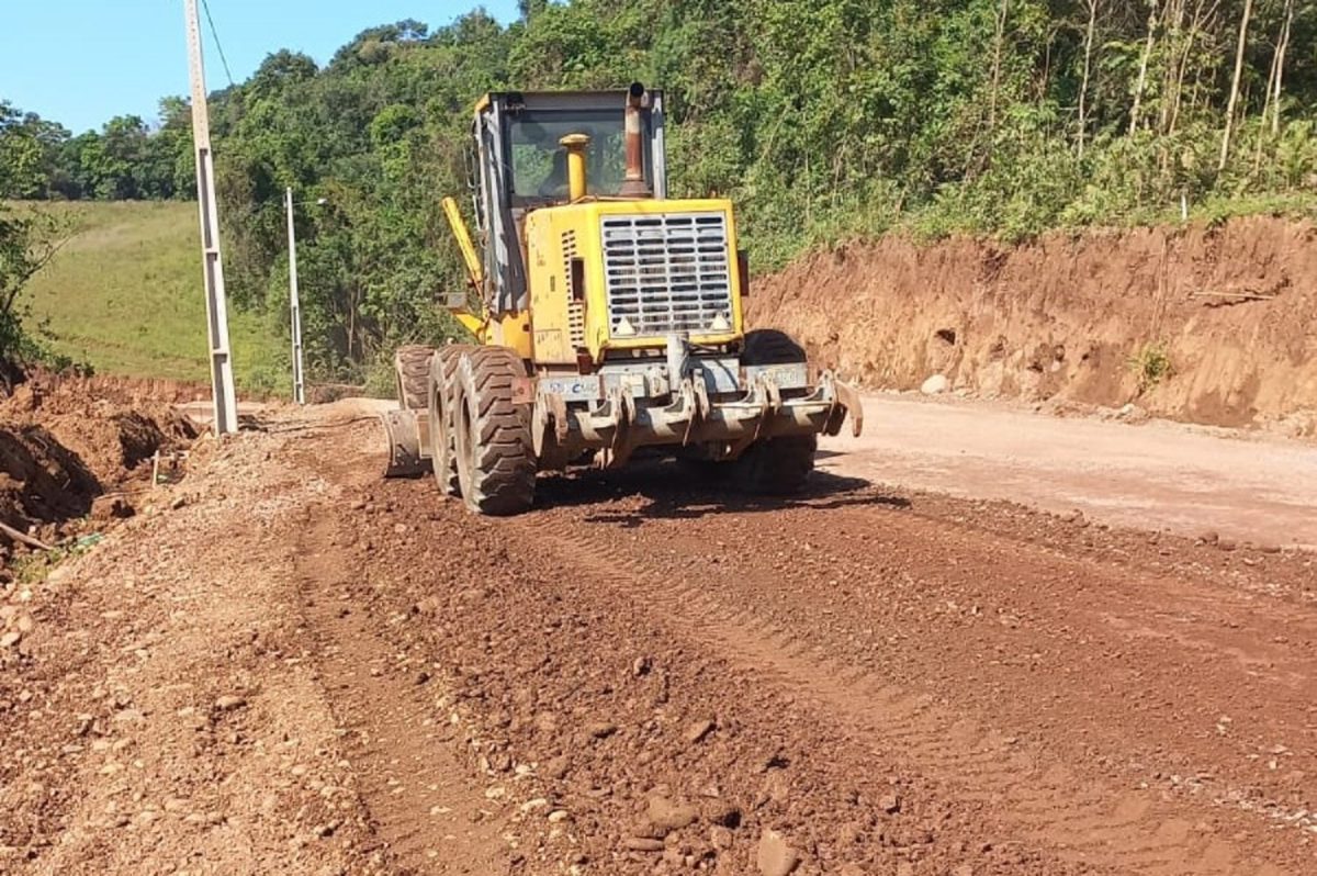 EGR executa manutenção em estrada que liga a ERS-130 à ponte do Exército