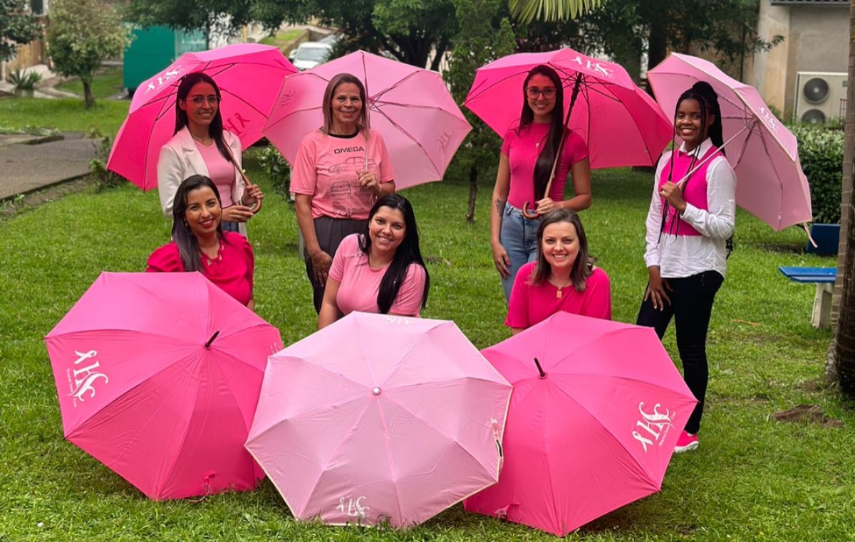 Hospital Santa Cruz inicia venda de guarda-chuvas alusivos ao Outubro Rosa