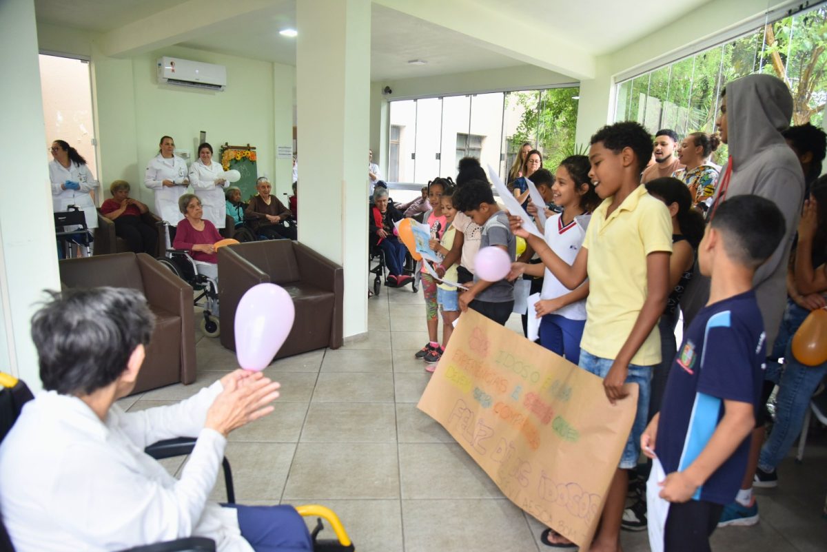 Crianças levam música, abraços e mensagens de carinho no Dia do Idoso