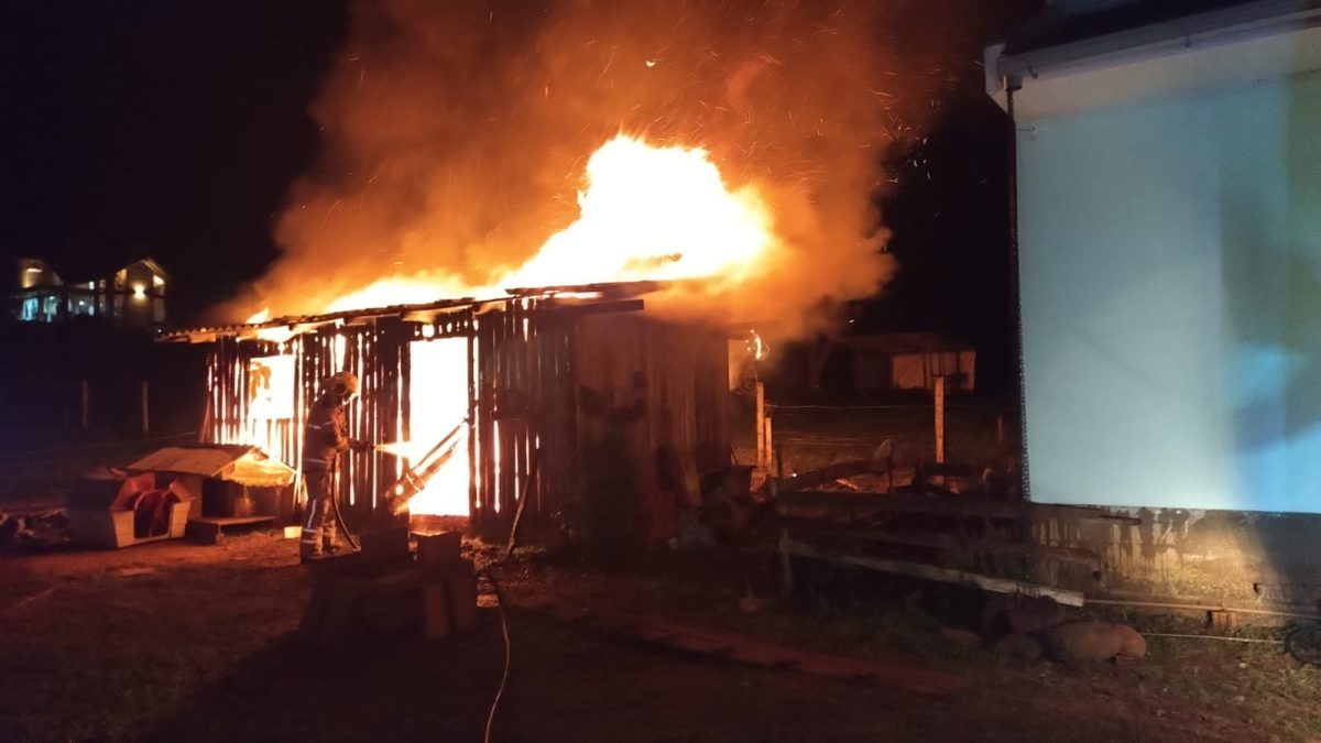 Incêndio consome galpão em Linha Grão Pará