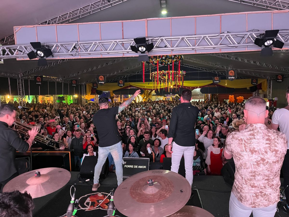 Banda Rainha Musical atrai grande público no Espaço Arauto