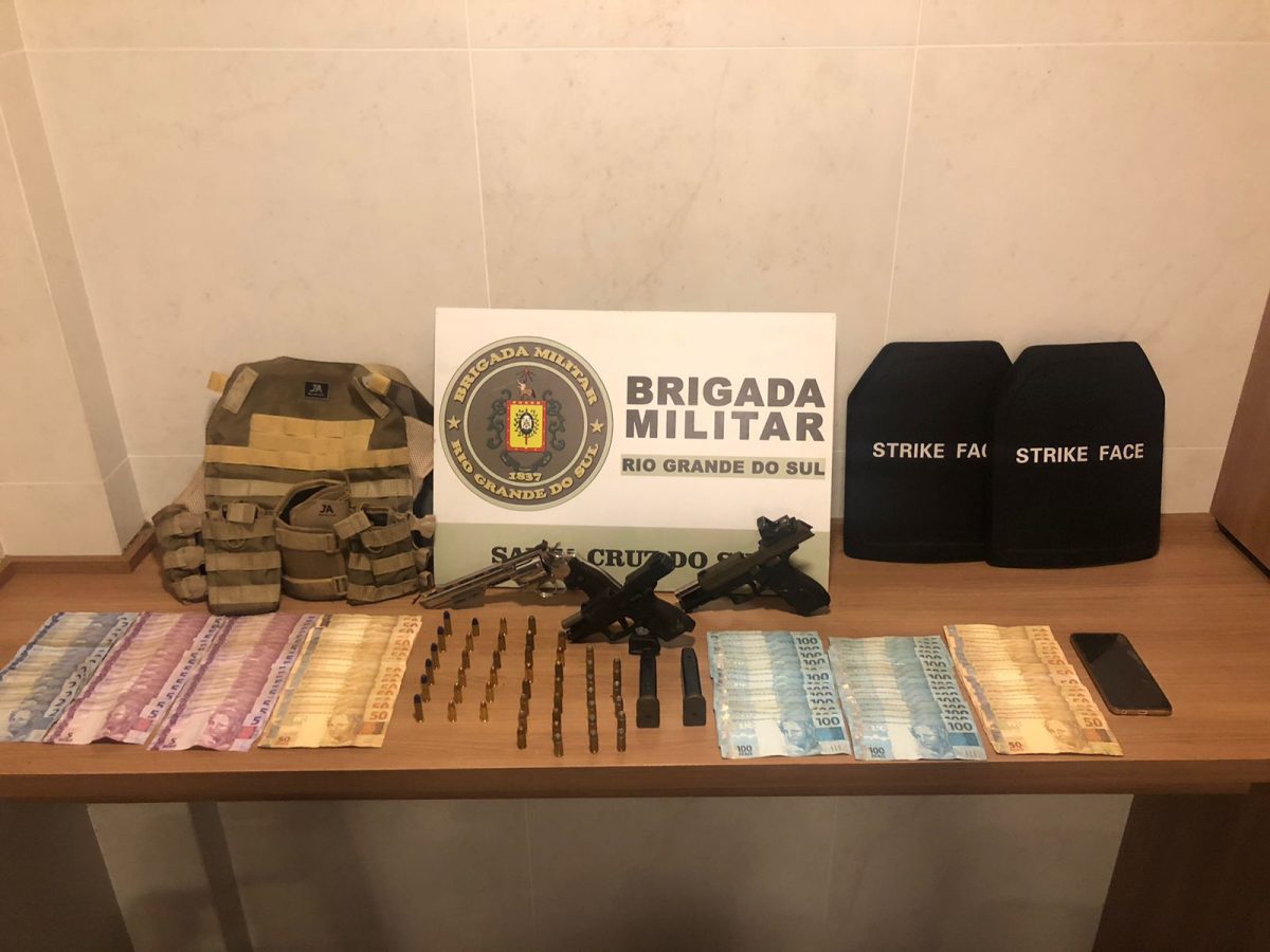 Homem é preso e menor apreendido em operação da Brigada Militar em Santa Cruz