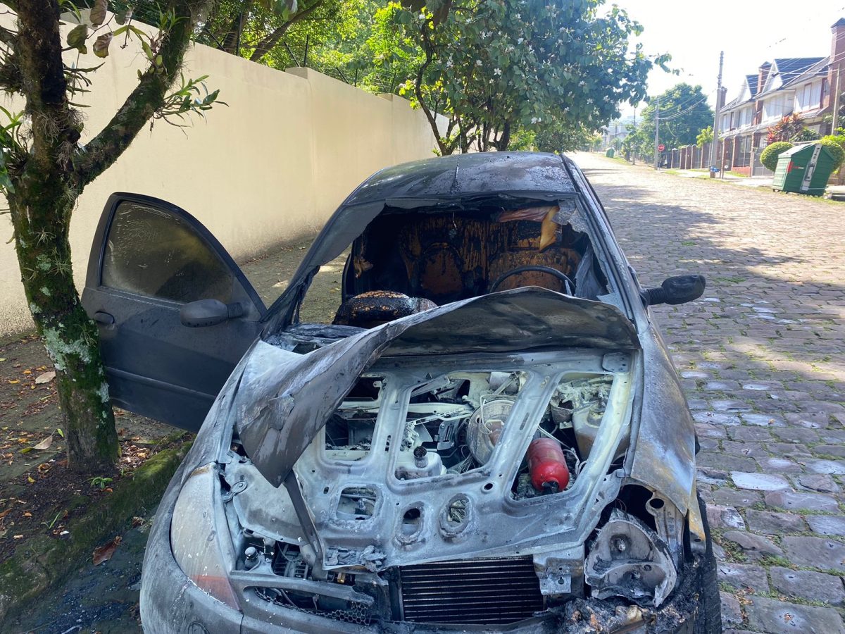 Incêndio em carro mobiliza Corpo de Bombeiros em Santa Cruz