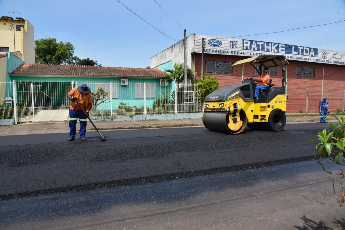 Secretaria de Obras conclui recapeamento de rua no Bairro Schulz