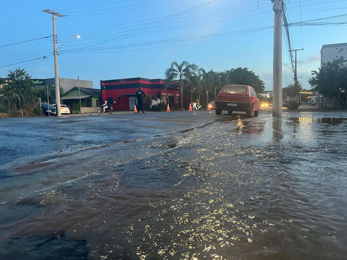 Rompimento de adutora deixa moradores sem água e altera o trânsito em Santa Cruz