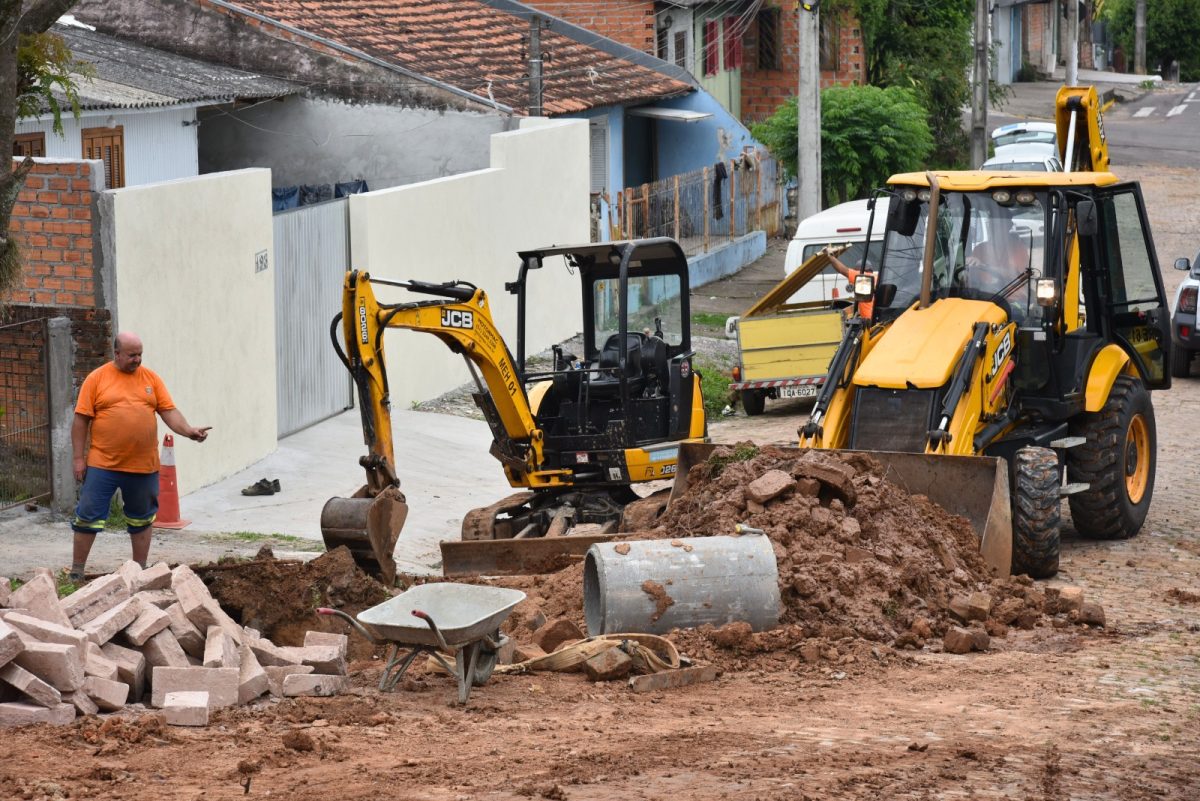 Secretaria de Obras realiza melhorias de canalização no Bairro Pedreira