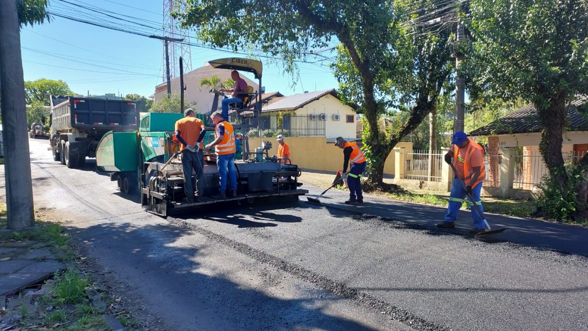 Secretaria de Obras conclui camada final de asfalto na Rua Farroupilha