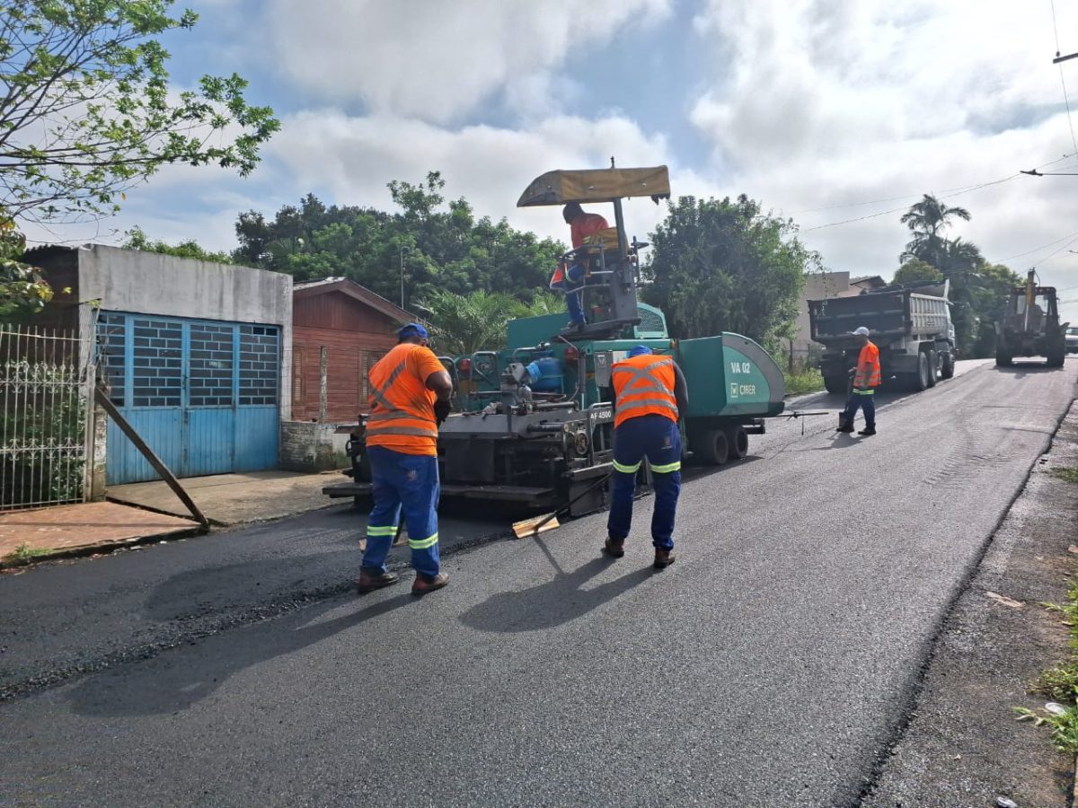 Rua Dom Pedro II recebe camada final de asfalto em Santa Cruz